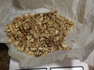 3、核桃红糖枣泥蛋糕,准备好核桃仁,我是在烤箱里箱出它的香味,也不要烤太过哦,然,敲成小块备用