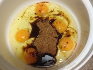 4、核桃红糖枣泥蛋糕,取一干净无油的盆,打入5个鸡蛋,加入全部的50至60克红糖,红糖容易结块,先用手把红糖捏散,不然打发蛋白时会结块沉底