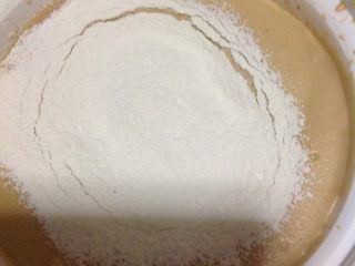 5、核桃红糖枣泥蛋糕,低粉和泡打粉混合后筛入其中,切拌均匀,用橡皮铲舀出一部分加入备用的枣泥糊中拌匀,一定要上下搅拌,不要转圈会消泡