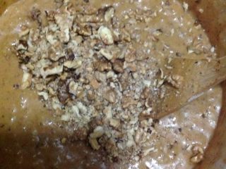 6、核桃红糖枣泥蛋糕,再把拌好的蛋糊枣泥加入其它蛋糊中,上下搅拌均匀,放入准备好的核桃粒上下搅拌均匀(不要转圈搅拌会消泡)