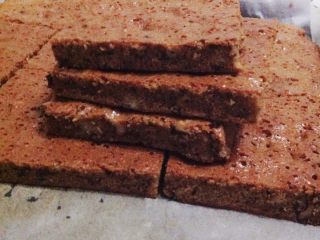 7、核桃红糖枣泥蛋糕,把蛋糕糊倒入预先铺好烤纸的长方模中,轻震几下去掉大气泡烤箱预热170度,烤焙40分钟左右(烤箱温度和时间可以按自己烤箱的情况来调节)然后切块,吃起很香又有营养,尤其是女性的佳品