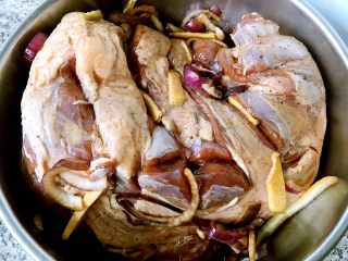 6、烤羊腿,煨制入味的羊排从冰箱中取出准备烤制