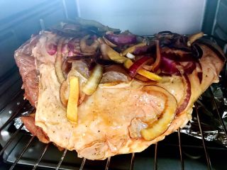 7、烤羊腿,烤箱上下火180度预热20分钟后将羊腿放入烤箱中剩余的调味料再涂抹一些在羊腿上开始烤羊腿上下火200度烤35分钟