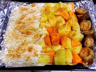 13、烤羊腿,将准备好的时蔬放入烤盘中刷上油均匀的撒上烧烤料备用