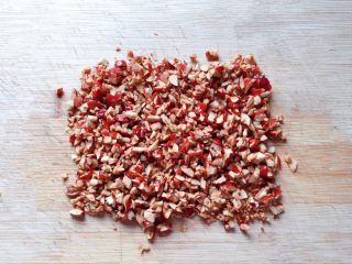 6、玉米面红枣包,面团发酵期间来做馅料，将红枣洗净去核切碎。