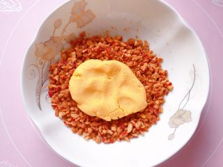 10、玉米面红枣包,将发酵好的面团排气揉匀后，取四分之一放在馅料里。