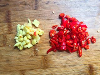 3、蒜苔炒肉末,生姜去皮洗净切末，小米辣洗净切圈圈待用。