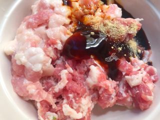 4、蒜苔炒肉末,把肉末放入碗里，加入6了蚝油，20克生抽，适量白胡椒粉。