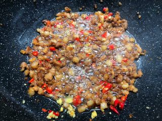 7、蒜苔炒肉末,煸炒至这种程度，放入姜末和小米辣炒出香味。