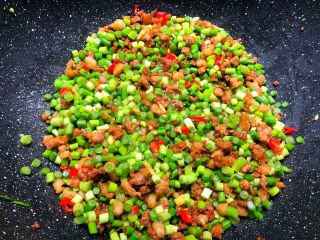 8、蒜苔炒肉末,加入蒜苔翻炒1分钟，加入适量翻炒至入味，再加入少许鸡精和少许白糖翻炒均匀，即可出锅。