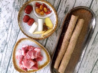 1、养生排骨山药汤,准备材料，排骨最好选净排斩成3厘米左右小段