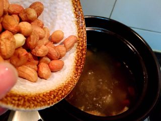 9、养生排骨山药汤,放入洗净的花生米一同煮