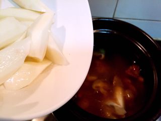 10、养生排骨山药汤,放入去皮后的山药块同煮，再小火煮1个小时