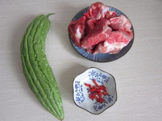 1、苦瓜排骨汤,准备好所有材料