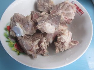 3、苦瓜排骨汤,焯好的排骨捞出