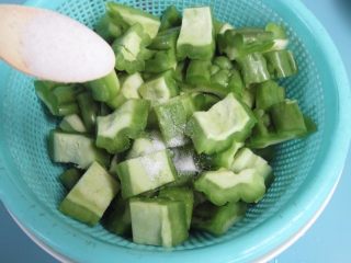 9、苦瓜排骨汤,取适量的盐腌渍15分钟（目的是为了去除苦味）