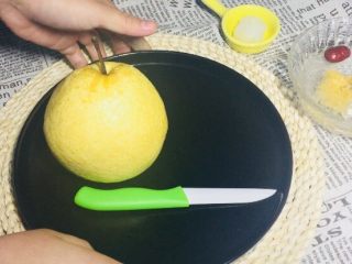 3、#懒人料理#冰糖雪梨炖雪耳枣,把雪耳和红枣放在温水中泡发,接下来我们处理雪梨!