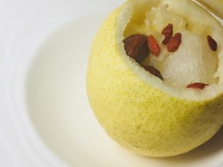 8、#懒人料理#冰糖雪梨炖雪耳枣,下面垫一个容器!放入整个雪梨,一打开其实很多料有没有!