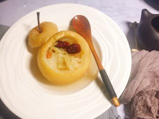 11、#懒人料理#冰糖雪梨炖雪耳枣,一整个雪梨炖出来的味道会比只炖雪梨肉的口感来的更好!