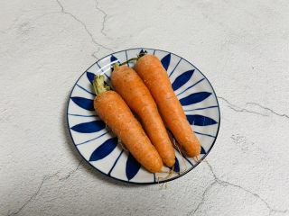 1、芹菜炒胡萝卜,胡萝卜三根