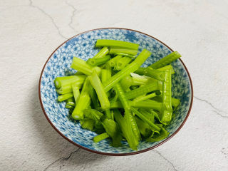 3、芹菜炒胡萝卜,芹菜洗净切小段