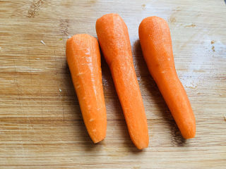 4、芹菜炒胡萝卜,胡萝卜清洗干净去皮