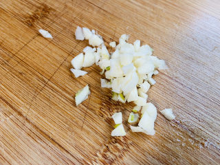 6、芹菜炒胡萝卜,蒜头去皮切碎