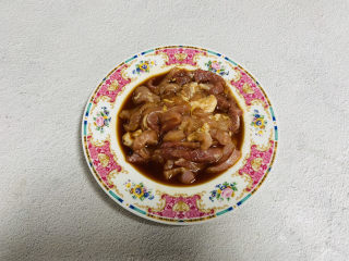 7、芹菜炒胡萝卜,猪肉洗净切小片加入一勺料酒、生抽、适量胡椒粉、生粉、白糖搅拌均匀腌制十分钟