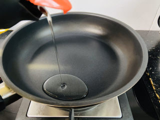 8、芹菜炒胡萝卜,锅中倒入食用油加热至五成热