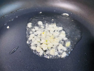 9、芹菜炒胡萝卜,放入蒜末炒香