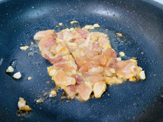 10、芹菜炒胡萝卜,倒入腌制好的猪肉