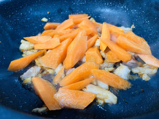 12、芹菜炒胡萝卜,倒入胡萝卜翻炒片刻