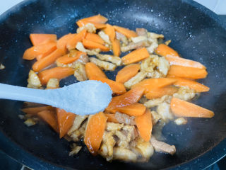 13、芹菜炒胡萝卜,加入少许盐