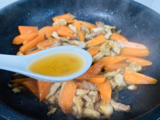 14、芹菜炒胡萝卜,烹入料酒