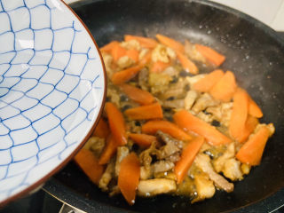 15、芹菜炒胡萝卜,淋入少许热水翻炒均匀