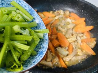 16、芹菜炒胡萝卜,倒入芹菜