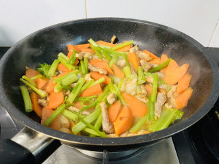 17、芹菜炒胡萝卜,翻炒至断生
