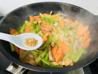 18、芹菜炒胡萝卜,鸡精调味