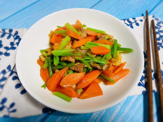 19、芹菜炒胡萝卜,成品图