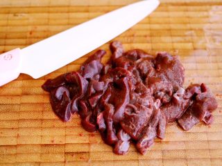7、生滚菠菜猪肝羹,用水冲洗后、用刀切成薄片