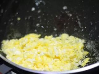 2、韭菜鸡蛋馅饼 家常便饭最暖心,鸡蛋不用太多，一小盆韭菜馅我只用了两个鸡蛋，油放多点鸡蛋才好打碎，而且多出来的油直接到在馅料里会更香。