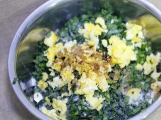 3、韭菜鸡蛋馅饼 家常便饭最暖心,韭菜馅的味道本身就很重，所以调料不用很多，十三香和盐就可以了，没有十三香不放也行。再加点食用油搅拌均匀备用。