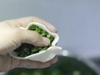 7、韭菜鸡蛋馅饼 家常便饭最暖心,左手拇指压一下馅，右手的拇指和食指捏褶。