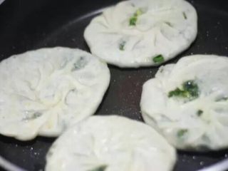 13、韭菜鸡蛋馅饼 家常便饭最暖心,接下来只要注意别糊了就可以了。