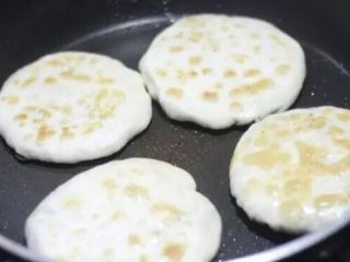 14、韭菜鸡蛋馅饼 家常便饭最暖心,两面烙到这个颜色就好啦！