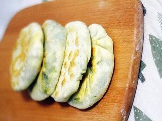 15、韭菜鸡蛋馅饼 家常便饭最暖心,韭菜做的东西不适合在需要社交的时候吃，容易有口气对人不礼貌，所以老百姓家里的韭菜馅饼一般都是做晚饭的，搭配小米粥咸菜，就是简单的一顿家常饭。