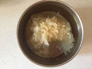 1、营养雪梨汤,银耳提前浸泡开