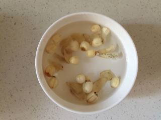 2、营养雪梨汤,莲子百合浸泡