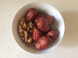 3、营养雪梨汤,核桃剥出核桃仁，红枣洗净