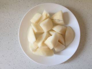 4、营养雪梨汤,雪梨去皮切块